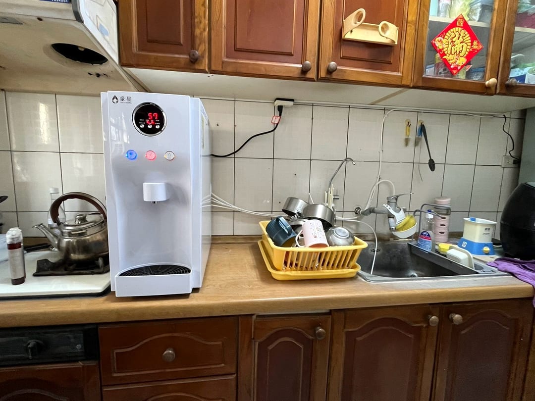 廚房檯面上的白色桌上型智慧三溫機