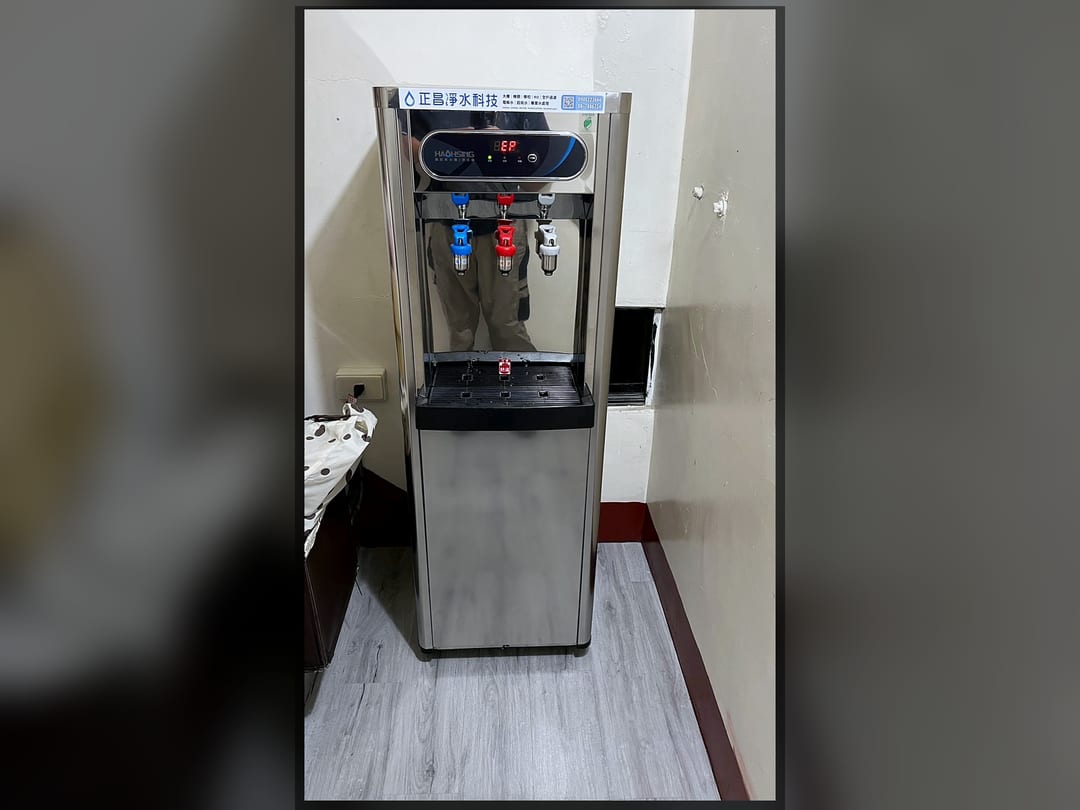 豪星 HM168 不鏽鋼落地式三溫機，安裝在走廊盡頭的牆邊