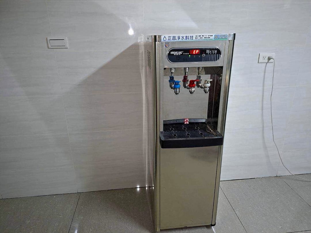 不鏽鋼機身的豪星 HM168 落地式三溫機，靠牆放在米色磁磚地上