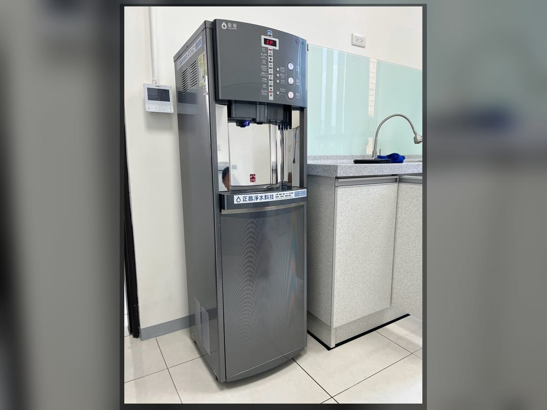 深灰色機身的豪星 HM900 數位三溫機，放在廚房流理台旁