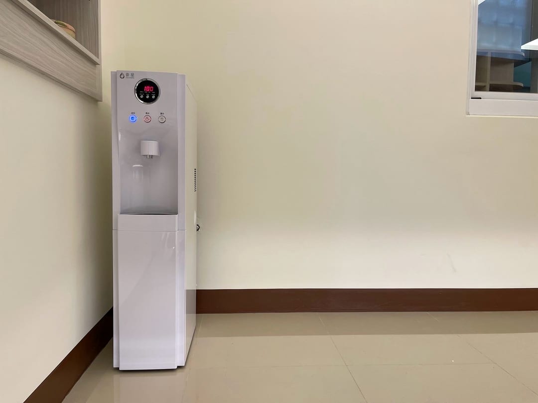 白色機身的智慧三溫機落地式，放在室內牆邊